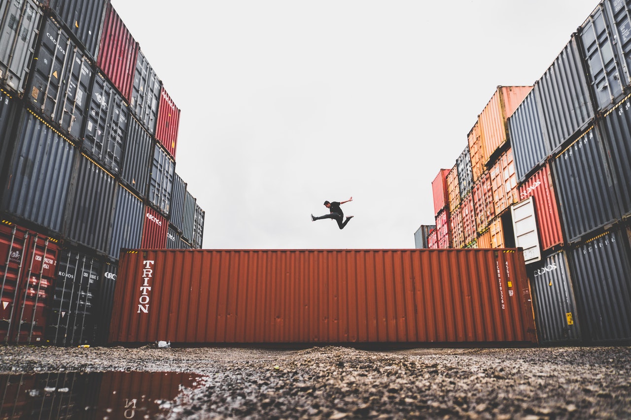 hombre saltando contenedor docker